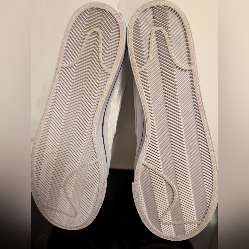 Nike Women's Court Legacy White Sneakers Size 9.5 Like New - Picture 9 of 10